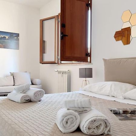 Molo Five Apartment Palermo Esterno foto